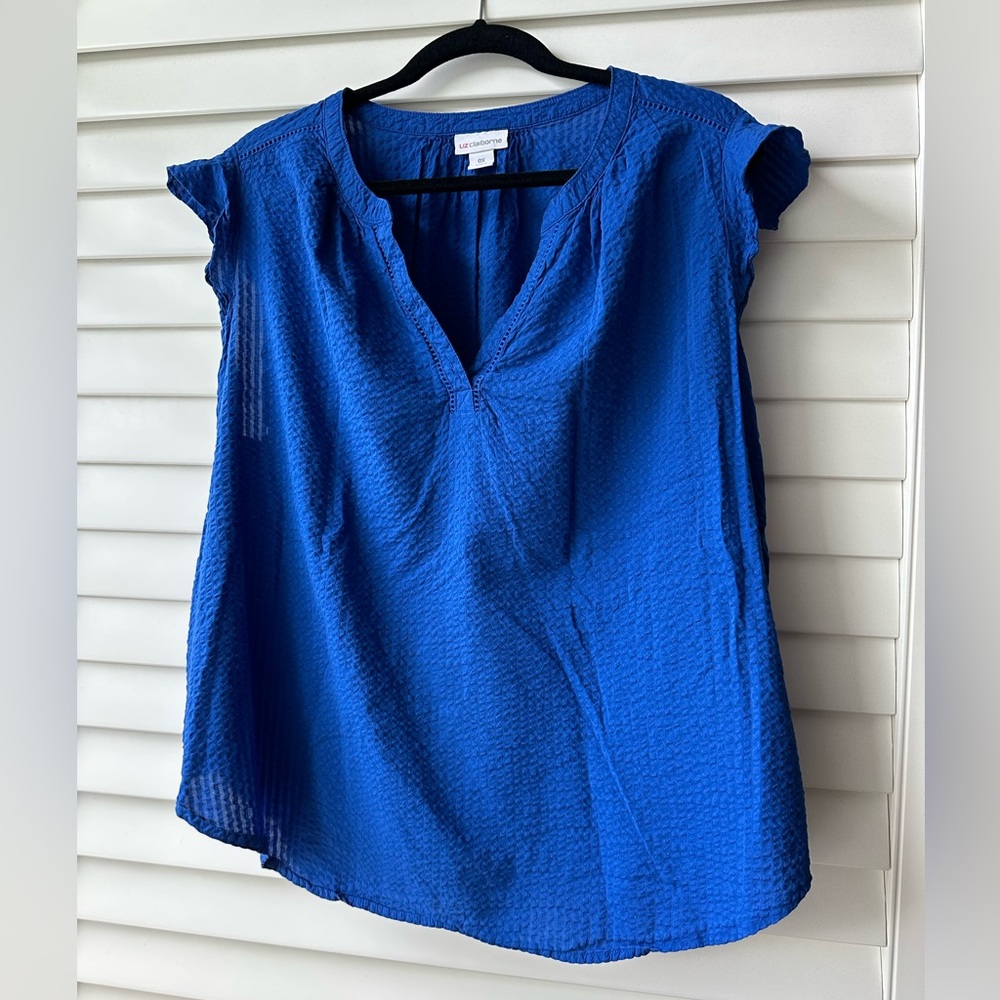 Liz Claiborne blue flutter sleeve tank top. Excellent condition. Size 0X.